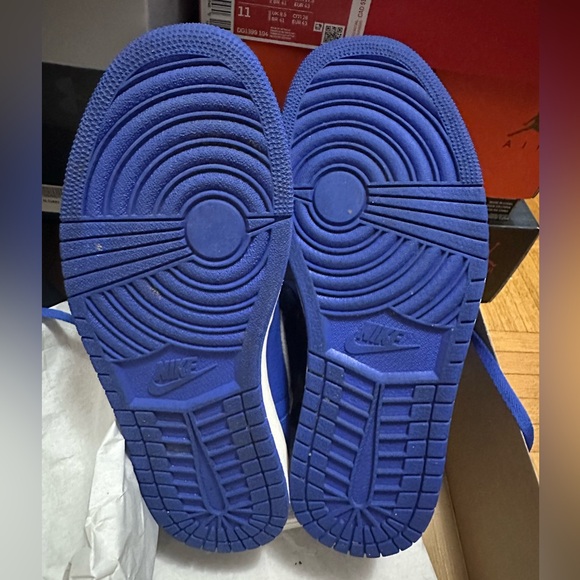 Jordan 1 Hyper Royal - Picture 2 of 4